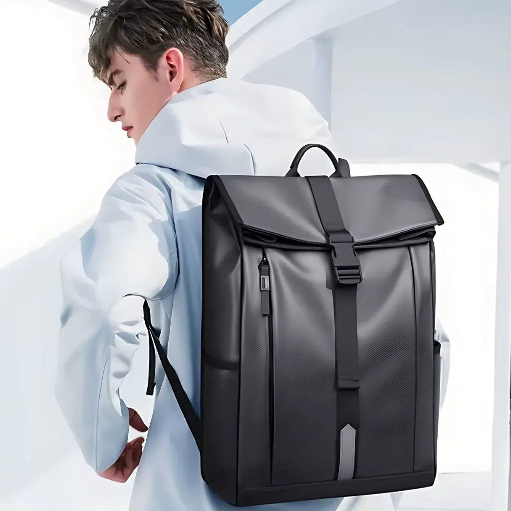 Man in lichtblauwe jas draagt grijze premium laptop rugzak.