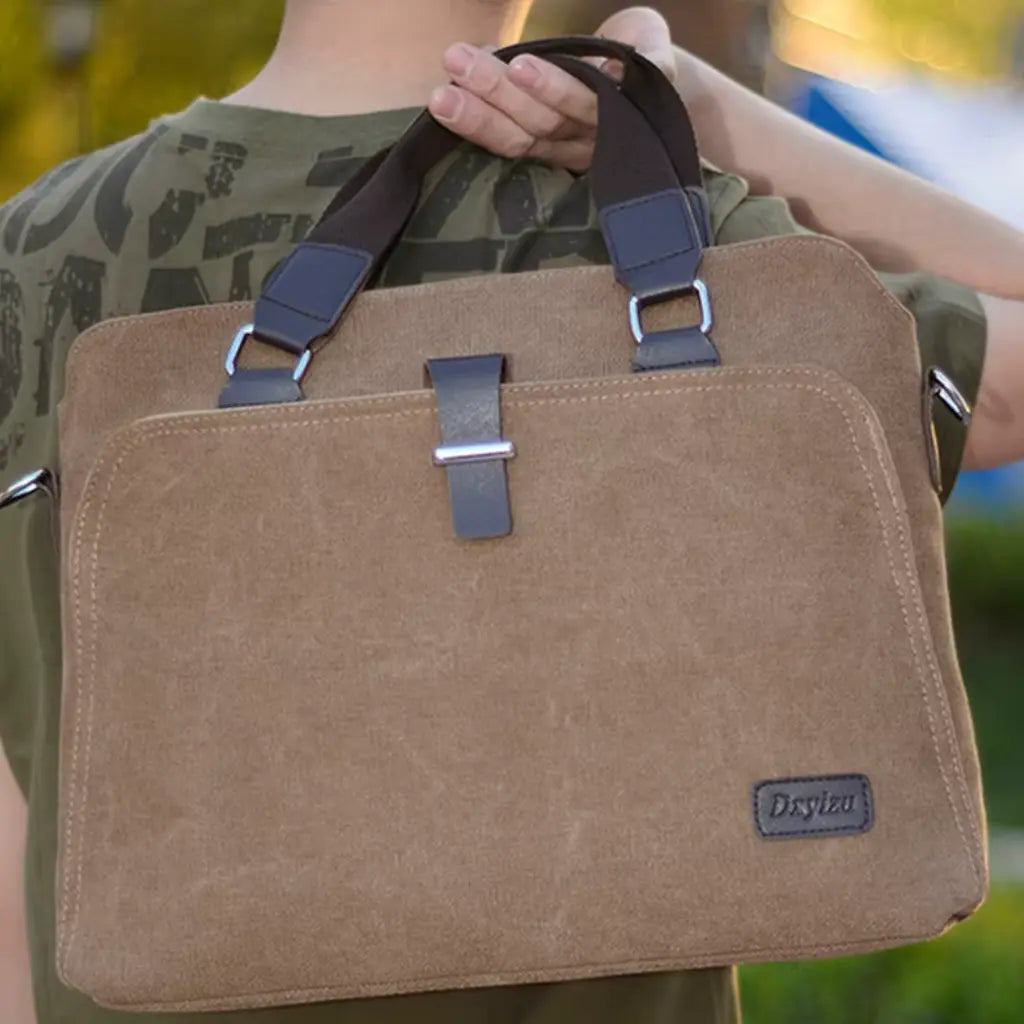 Canvas laptoptas heren gedragen op de rug door persoon in legergroen shirt, toonbeeld van stijl en functionaliteit.