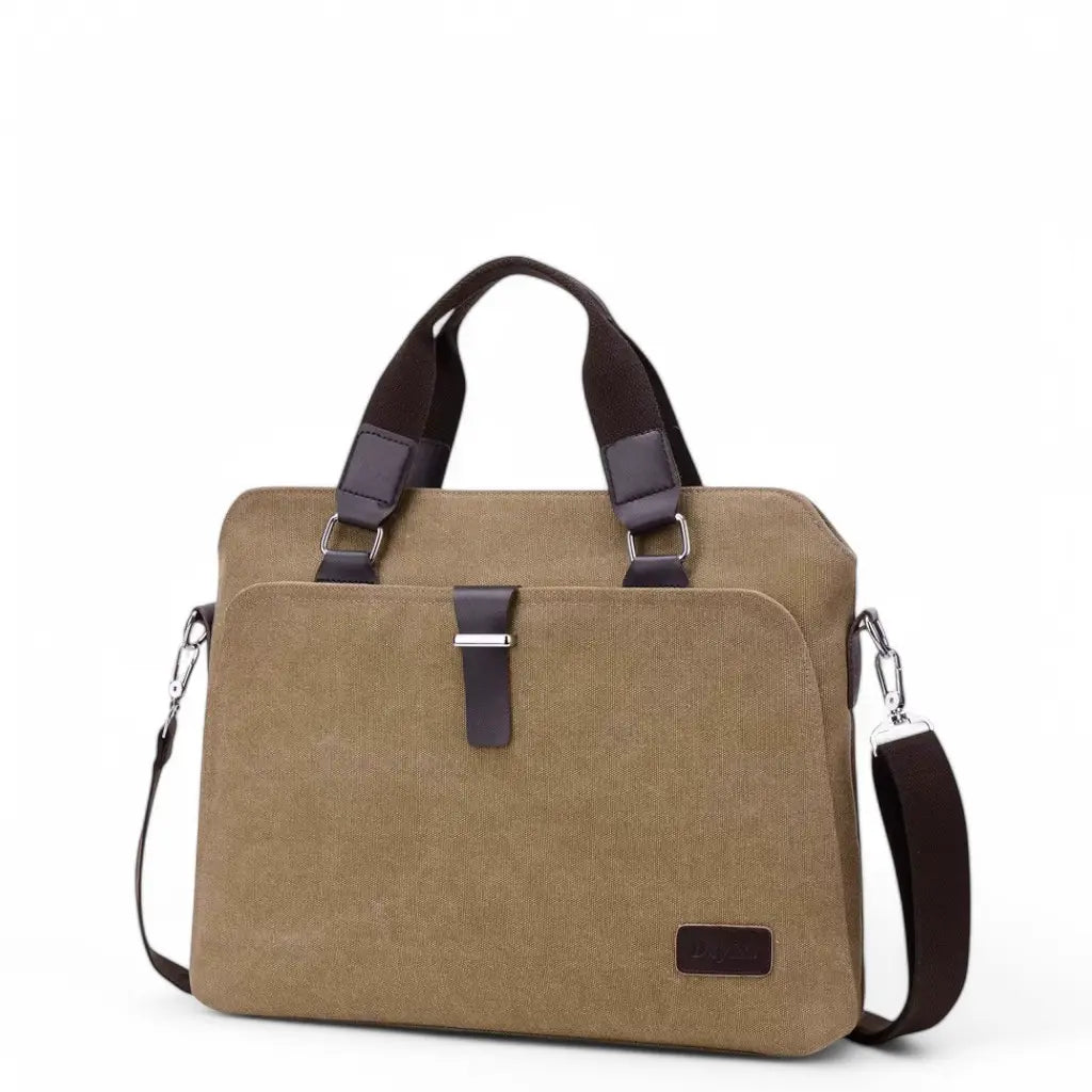 Canvas laptoptas heren in lichtbruine kleur met donkerbruine leren handgrepen en voorvak met gesp, ideaal voor dagelijks gebruik.