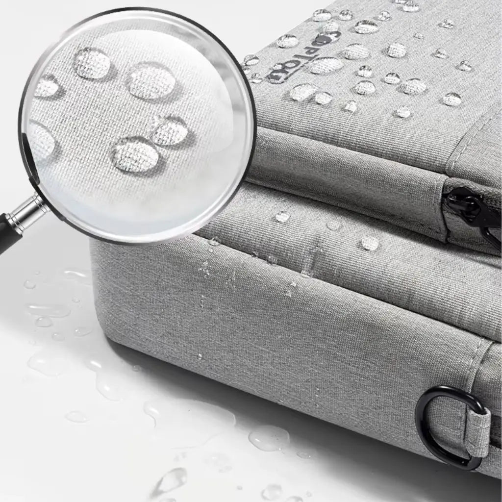Close-up van waterafstotende eigenschappen van de design laptoptas heren lichtgrijs, met waterdruppels die afparelen op het textiel. De vergroting toont de hoogwaardige waterafstotende coating die de COPTON tas beschermt tegen regen en vocht.