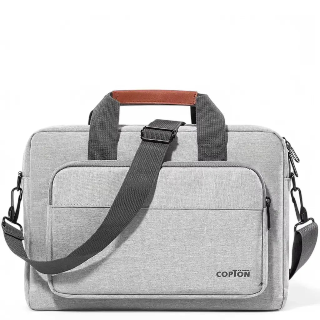 Elegante design laptoptas heren lichtgrijs met bruin lederen handgreep, zwarte schouderband en praktische compartimenten. De COPTON tas heeft een moderne, zakelijke uitstraling met een voorvak en is gemaakt van duurzaam waterafstotend materiaal voor dagelijks professioneel gebruik.