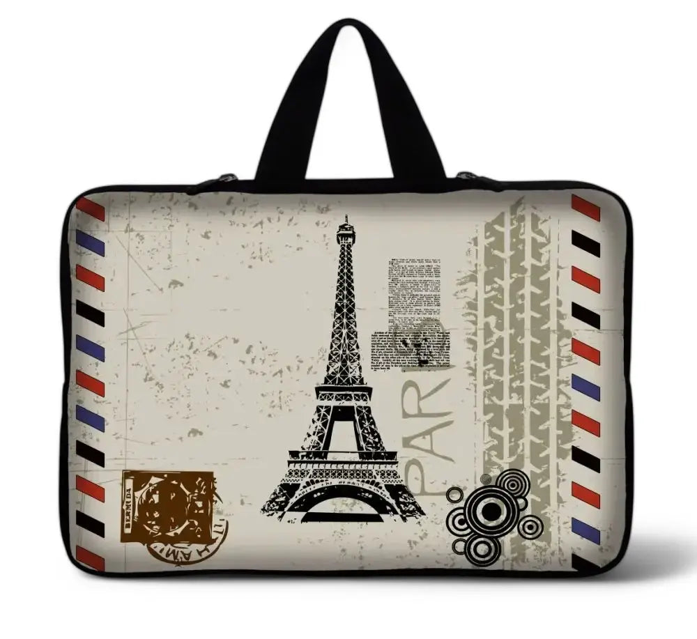 Laptop sleeve Paris met vintage Eiffeltoren illustratie, postzegelrand en crèmekleurige achtergrond, voorzien van zwart draaghandvat.