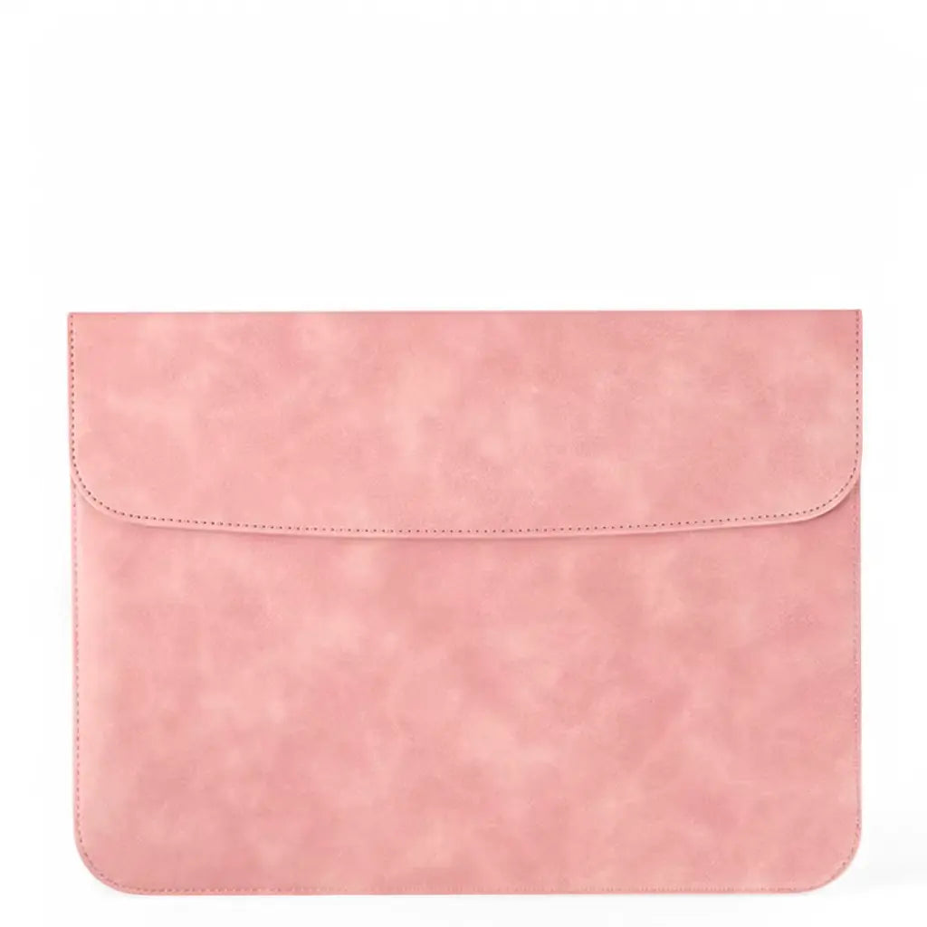 Laptop sleeve roze gemaakt van zacht suède-achtig materiaal met afgeronde bovenkant en minimalistisch design.