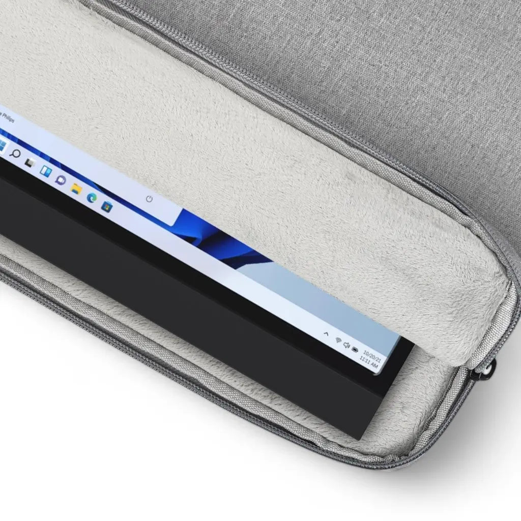 Laptop sleeve grey geopend met zachte witte binnenbekleding en een Windows-laptop die zichtbaar is.