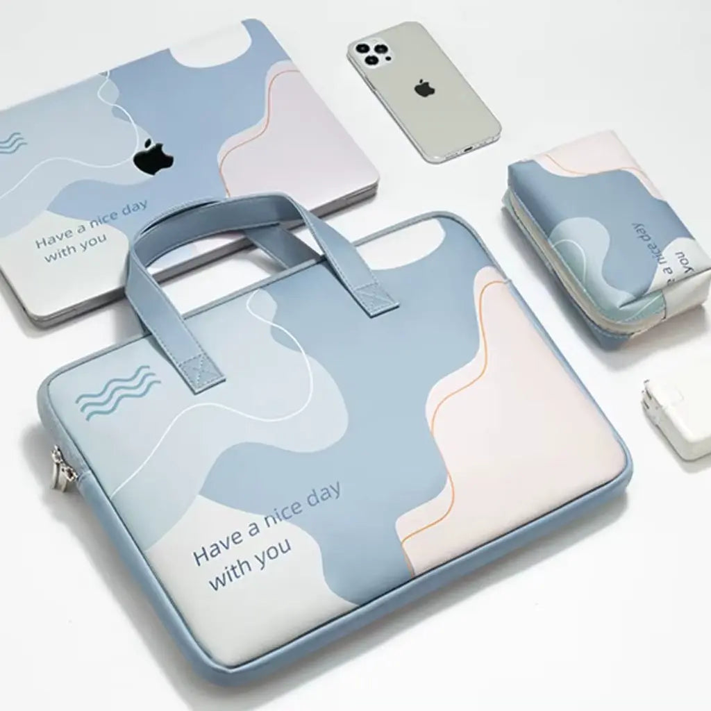 Collectie gekleurde laptoptassen met abstract design in lichtblauw en roze. De hoofdtas staat centraal met MacBook en iPhone, terwijl de bijpassende mini-tas en accessoires de complete set tonen met het "Have a nice day with you" motto.