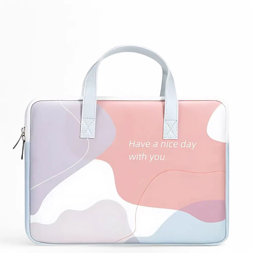 Pastelkleurige laptoptas in zacht roze, lila en lichtblauw met abstracte golfpatronen. De elegante tas heeft lichtblauwe handgrepen, een ritssluiting en de tekst "Have a nice day with you" in een modern, minimalistisch design.