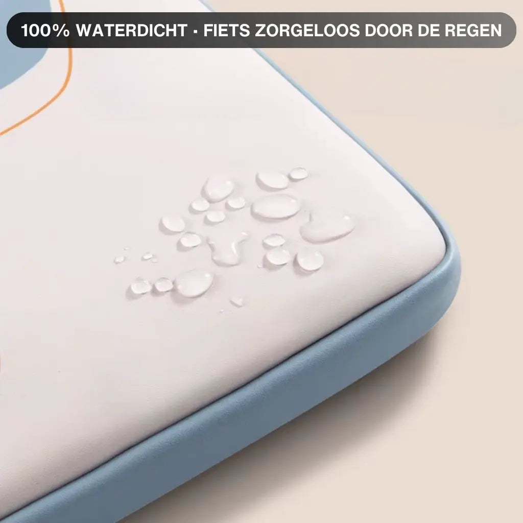 Close-up van de waterafstotende eigenschappen van de gekleurde laptoptas waar waterdruppels op afparelen. Het beeld toont de tekst "100% WATERDICHT - FIETS ZORGELOOS DOOR DE REGEN" en benadrukt de duurzaamheid van deze stijlvolle beschermtas.
