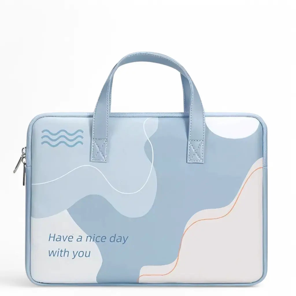 Lichtblauwe gekleurde laptoptas met abstract golfpatroon en tekst "Have a nice day with you". De stijlvolle tas heeft blauwe handgrepen, een ritsafsluiting en biedt bescherming voor laptops in een modern ontwerp met witte en zalmkleurige abstracte vormen.