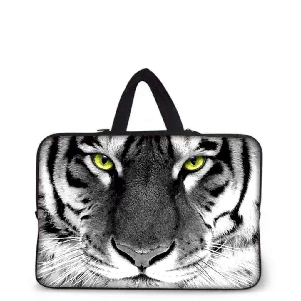 Laptop sleeve tijger met close-up van tijgergezicht en groene ogen op zwart-witte achtergrond, voorzien van stevig draaghandvat.