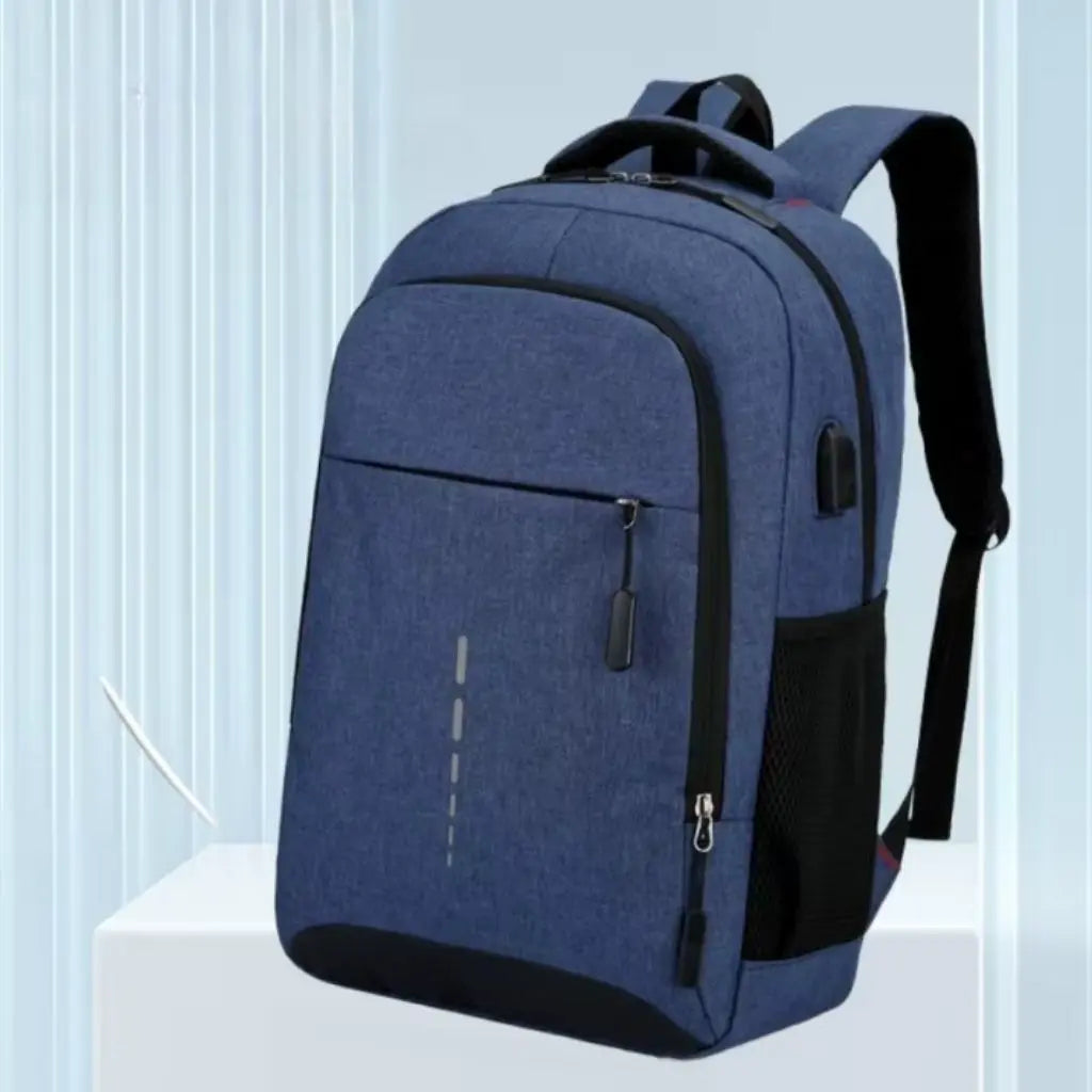 Blauwe kleine laptop rugzak 15.6 inch elegant gepresenteerd op een witte achtergrond met moderne details en een strakke afwerking.