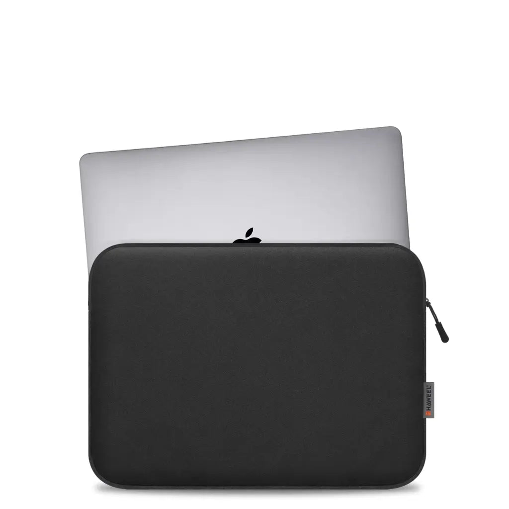 Laptop sleeve shockproof in zwart naast een MacBook, perfect passende beschermhoes met HAWEEL kwaliteitslabel.