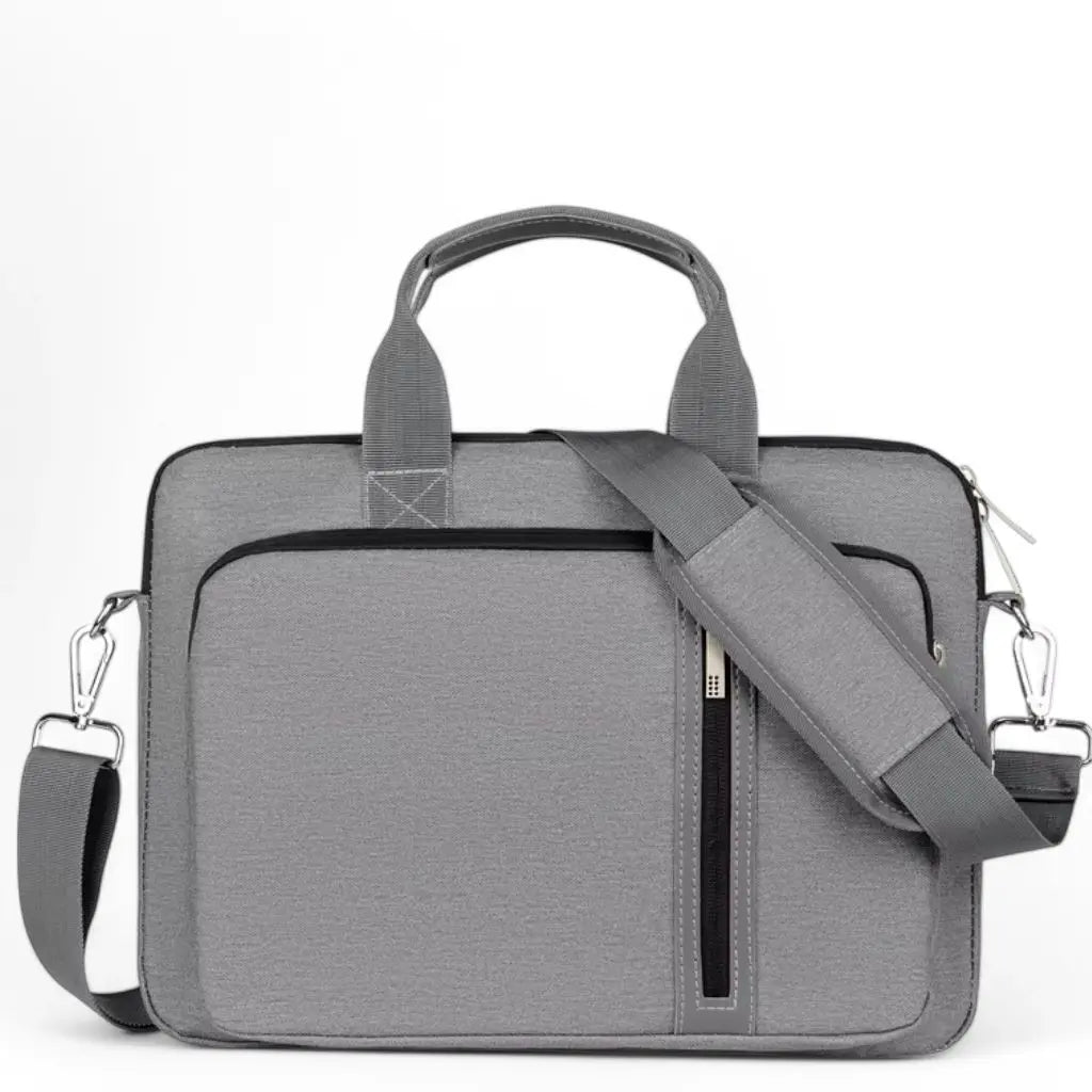 Moderne laptoptas heren sportief in grijze uitvoering met verticale rits aan de voorkant, stevige handgrepen en verstelbare schouderband. De minimalistische tas biedt bescherming voor laptops met ruime compartimenten en zilverkleurige ritsen voor dagelijks gebruik.