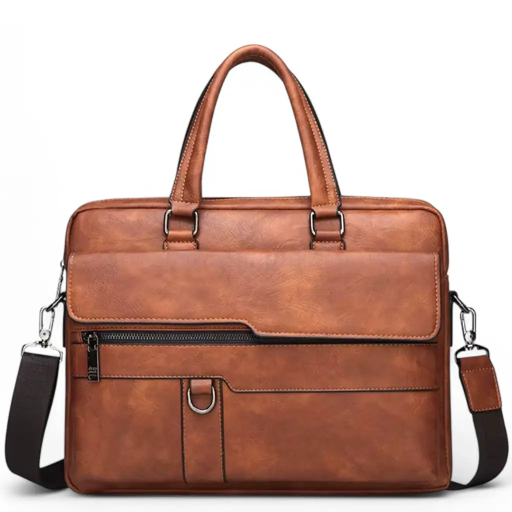 Leren laptoptas bruin lichtbruin met elegante handgrepen, afneembare schouderriem en functionele voorzak met ritssluiting. Luxe business tas gemaakt van hoogwaardig cognackleurig kunstleer met metalen accessoires voor de moderne professional.