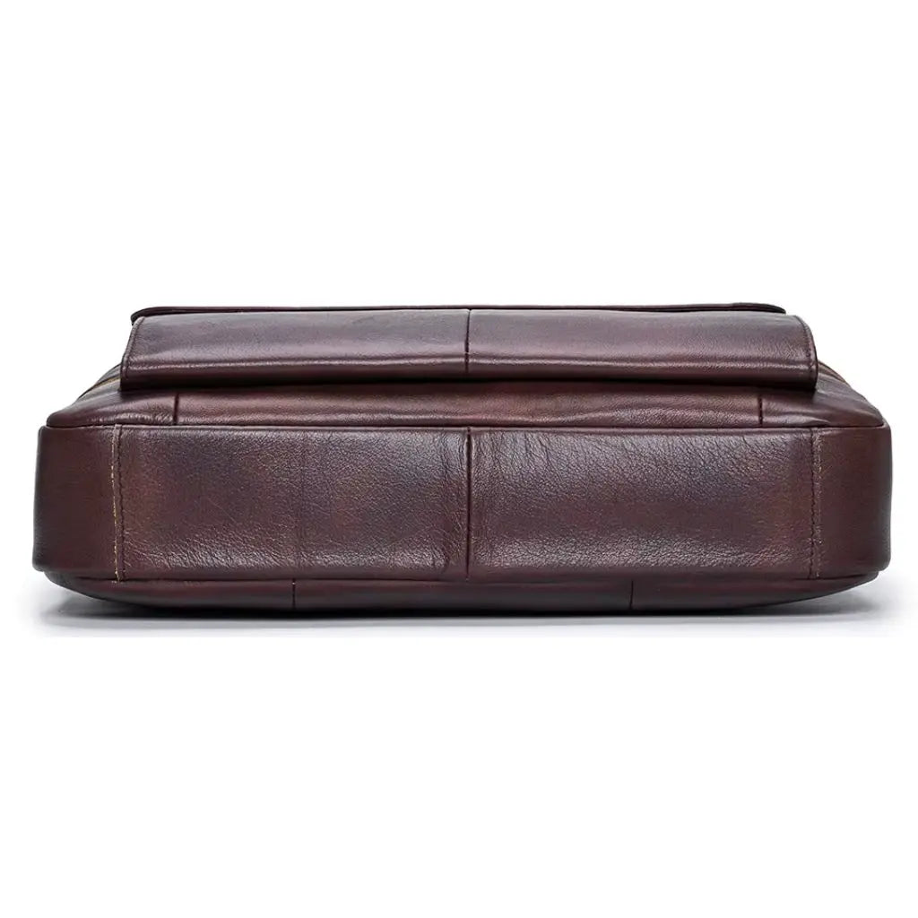 Leren laptoptas heren 14 inch van onderaf gefotografeerd, toont de stevige bodem van de tas met hoogwaardige stiksels en donkerbruine leren afwerking. Duurzame constructie voor optimale bescherming van een 14 inch laptop.