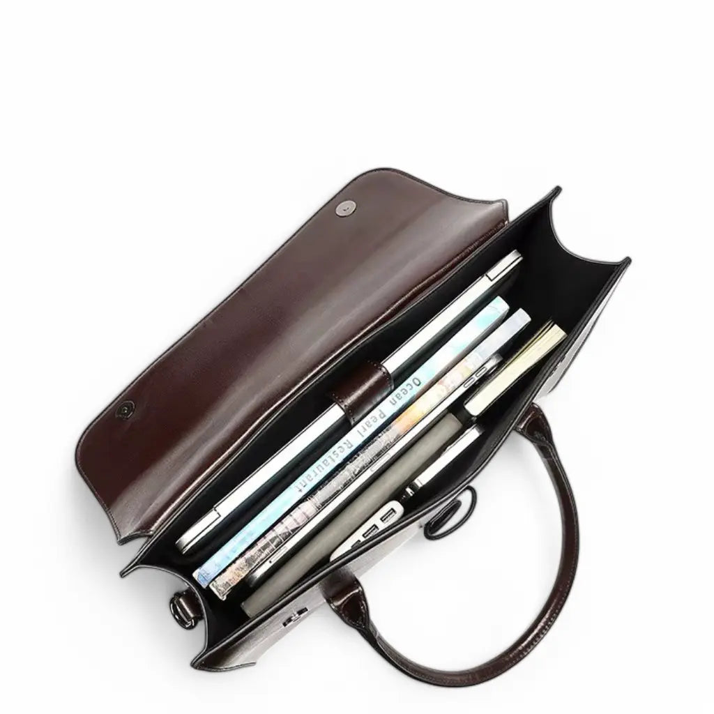 Leren werktas dames met laptopvak 15.6 inch met geopende binnenkant waaruit verschillende documenten en apparaten zichtbaar zijn.