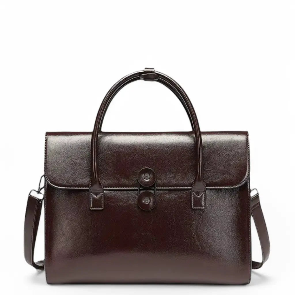 Leren werktas dames met laptopvak 15.6 inch in bruine kleur met dubbele drukknoopsluiting en handvat, frontale weergave.