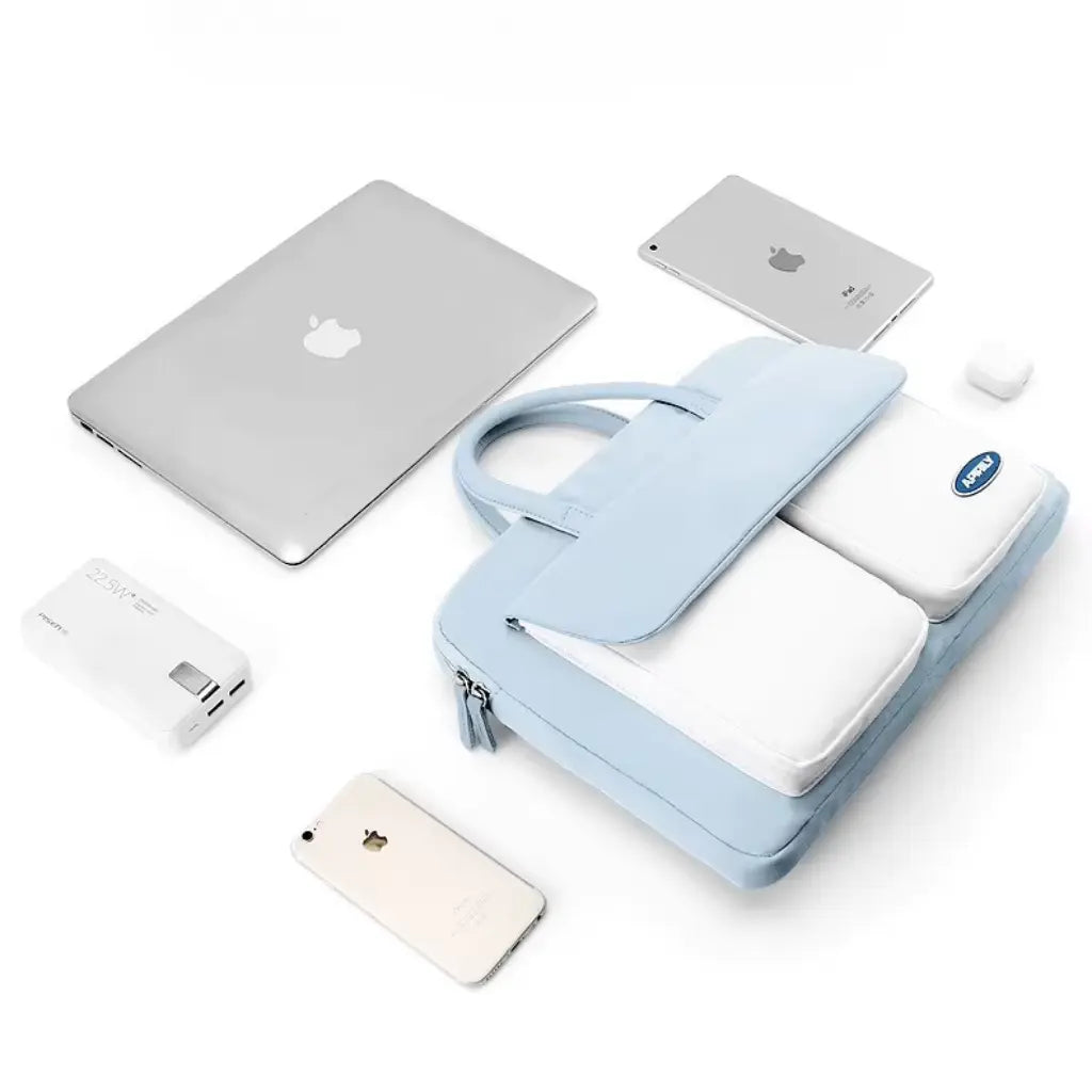 Lichtblauwe laptoptas getoond met diverse Apple apparaten, inclusief MacBook, iPad, iPhone en accessoires, perfecte draagoplossing