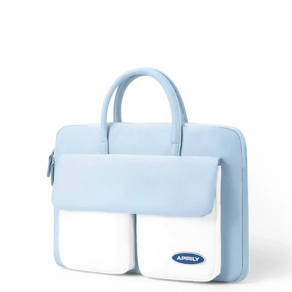 Lichtblauwe laptoptas met twee witte functionele vakken aan de voorzijde en het APIRILY logo, perfect voor een laptop van 14 inch