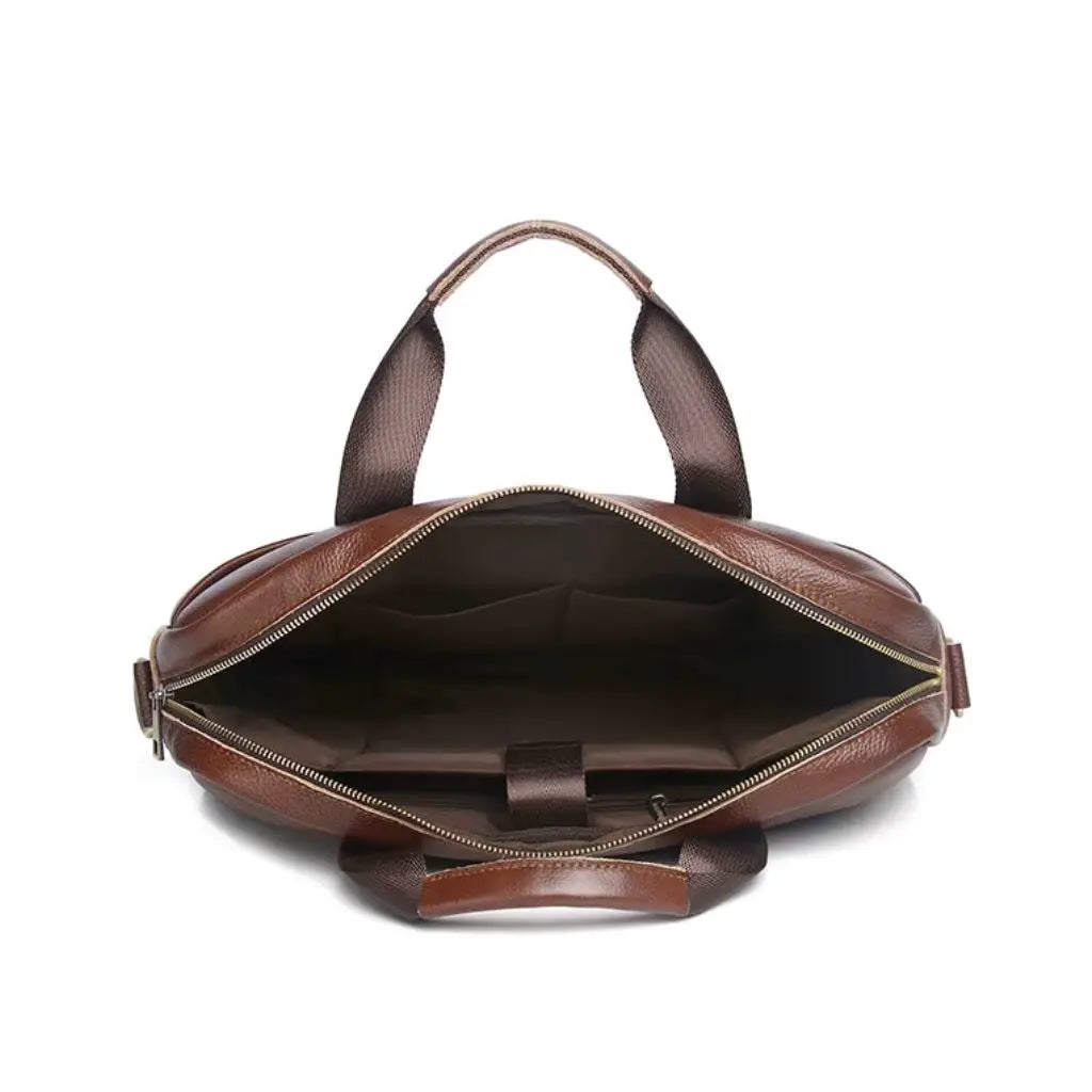 Binnenaanzicht van mooie laptoptas heren 15.6 inch bruin met ruim hoofdcompartiment en verschillende opbergvakken voor laptop en accessoires. De tas heeft een elegante donkere voering en functionele indeling voor optimale organisatie.