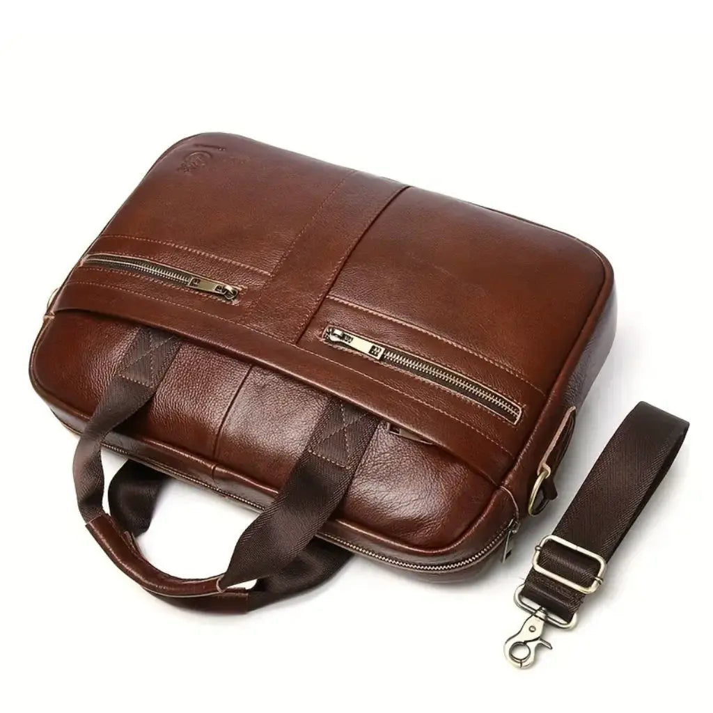 Complete set van mooie laptoptas heren 15.6 inch bruin met bijpassende afneembare schouderband. Deze premium business tas van echt rundleer heeft een tijdloos design met praktische ritsvakken aan de voorzijde en duurzame metalen accessoires.