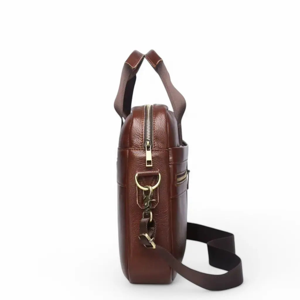 Zijaanzicht van de mooie laptoptas heren 15.6 inch bruin met schouderband bevestiging en metalen haak. De slanke vormgeving van deze lederen tas toont de hoge kwaliteit afwerking en praktische draagmogelijkheden.