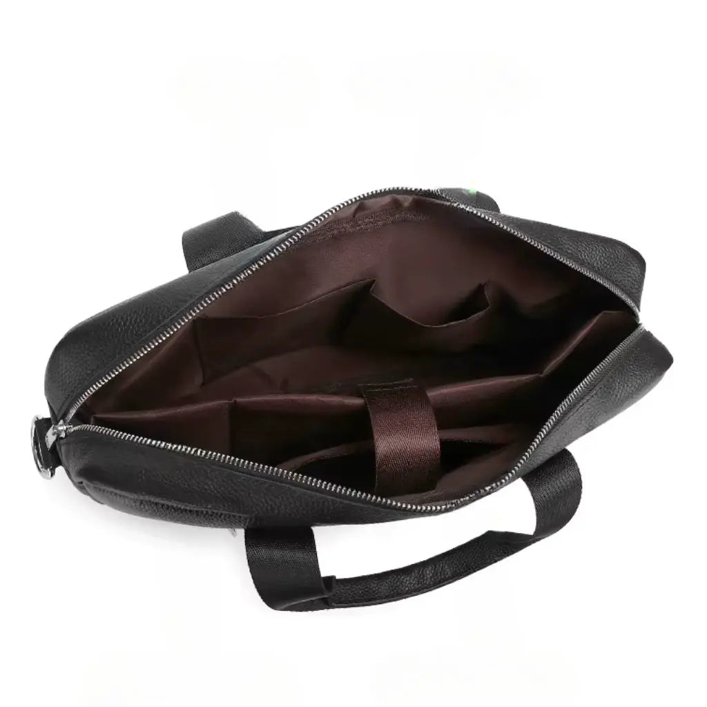 Close-up details van de mooie laptoptas heren 15.6 inch zwart met hoogwaardige metalen ritsen en bevestigingspunten voor de schouderband. De afbeelding toont de kwaliteit van het leer en de stevige constructie van deze professionele laptoptas.
