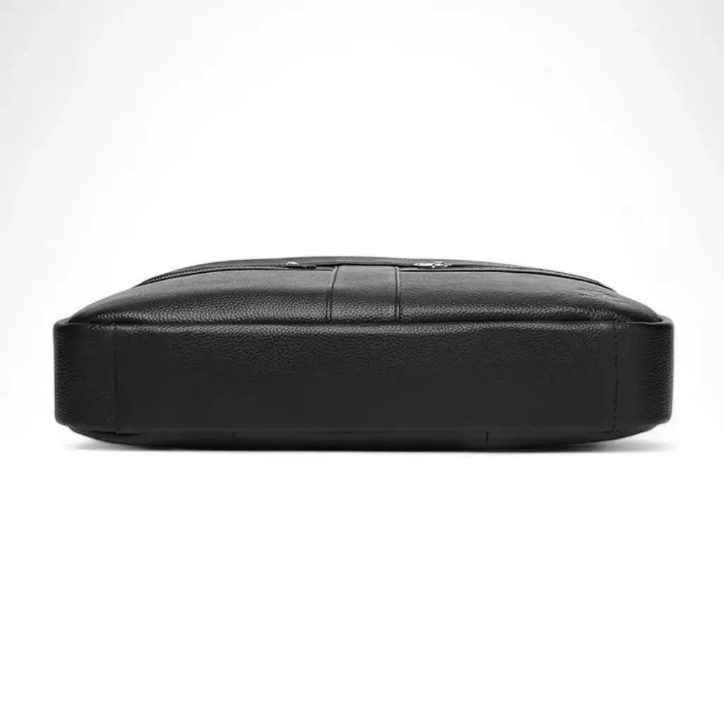 Onderkant van de mooie laptoptas heren 15.6 inch zwart die de stevige constructie en het elegante design toont. De afbeelding laat de strakke naden en het duurzame leer zien dat zorgt voor bescherming van de laptop en accessoires.