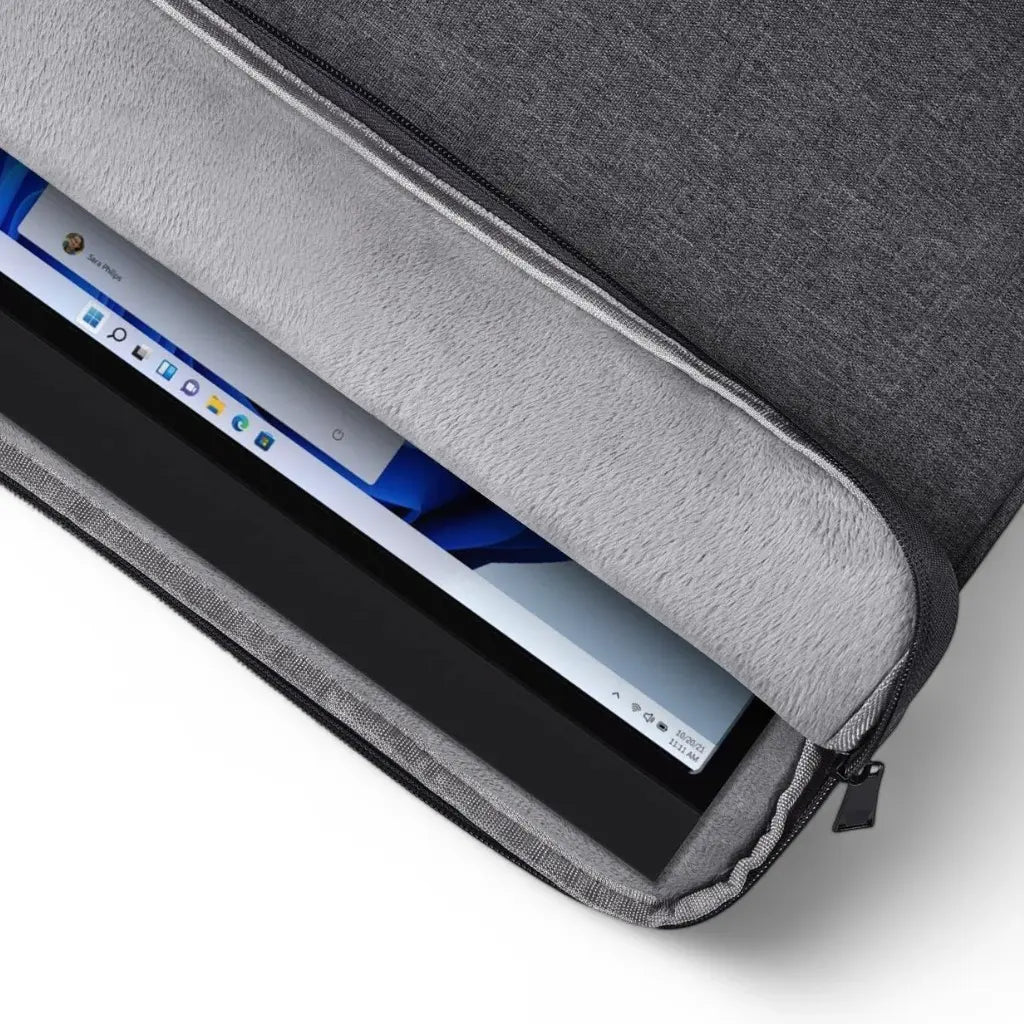 Laptop sleeve grey half geopend met zachte voering en een laptop die zichtbaar is aan de binnenkant.