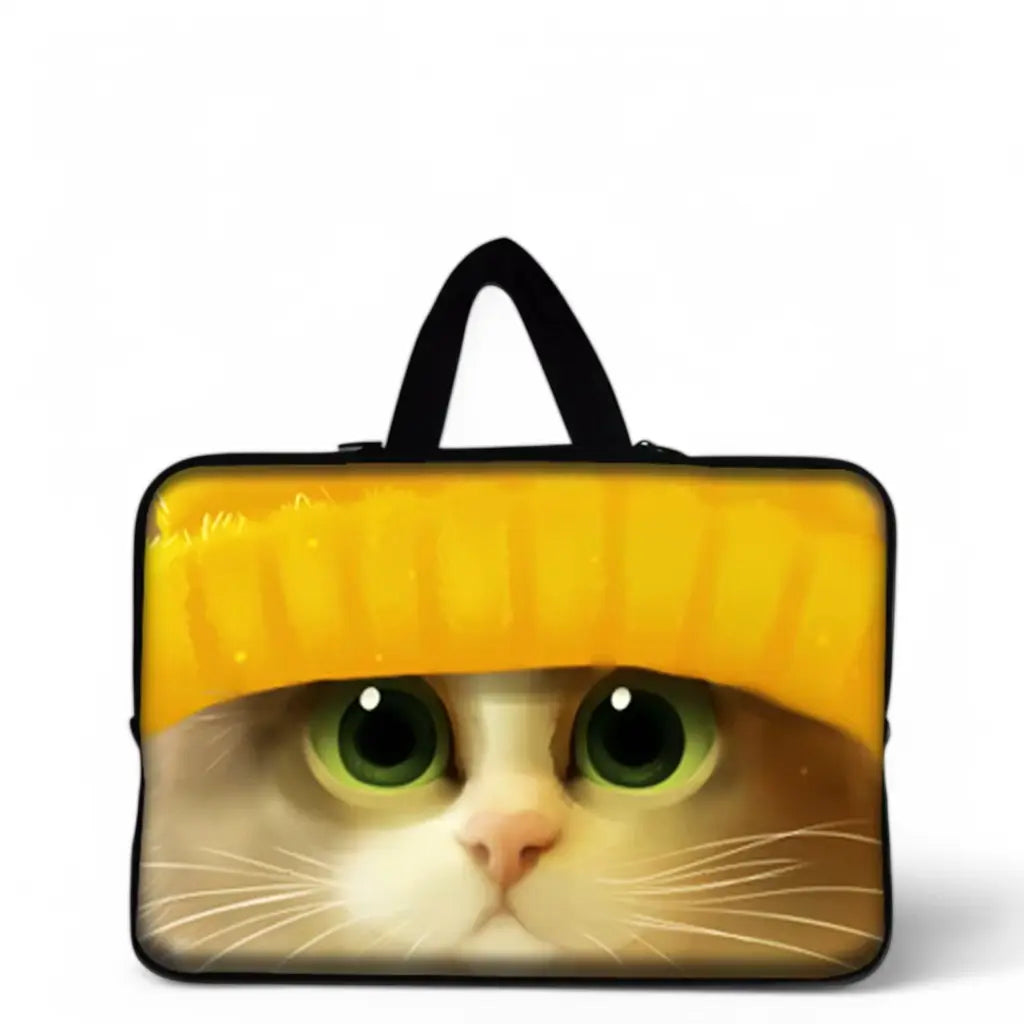 Laptop sleeve kawaii met een lieve kat met grote groene ogen en gele muts, perfecte beschermhoes voor laptops.