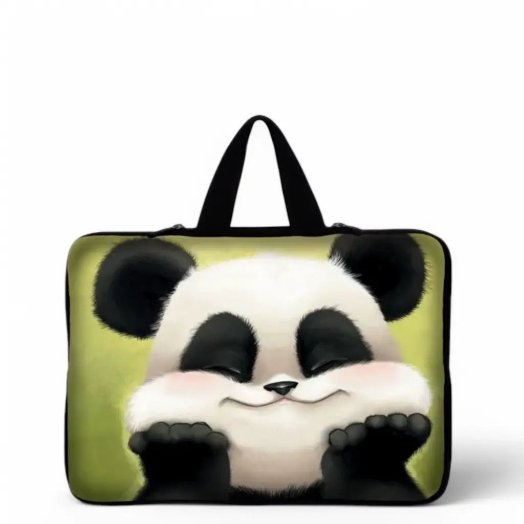 Laptop sleeve panda met schattige pandabeer illustratie op groene achtergrond en zwarte handgreep voor veilig transport.