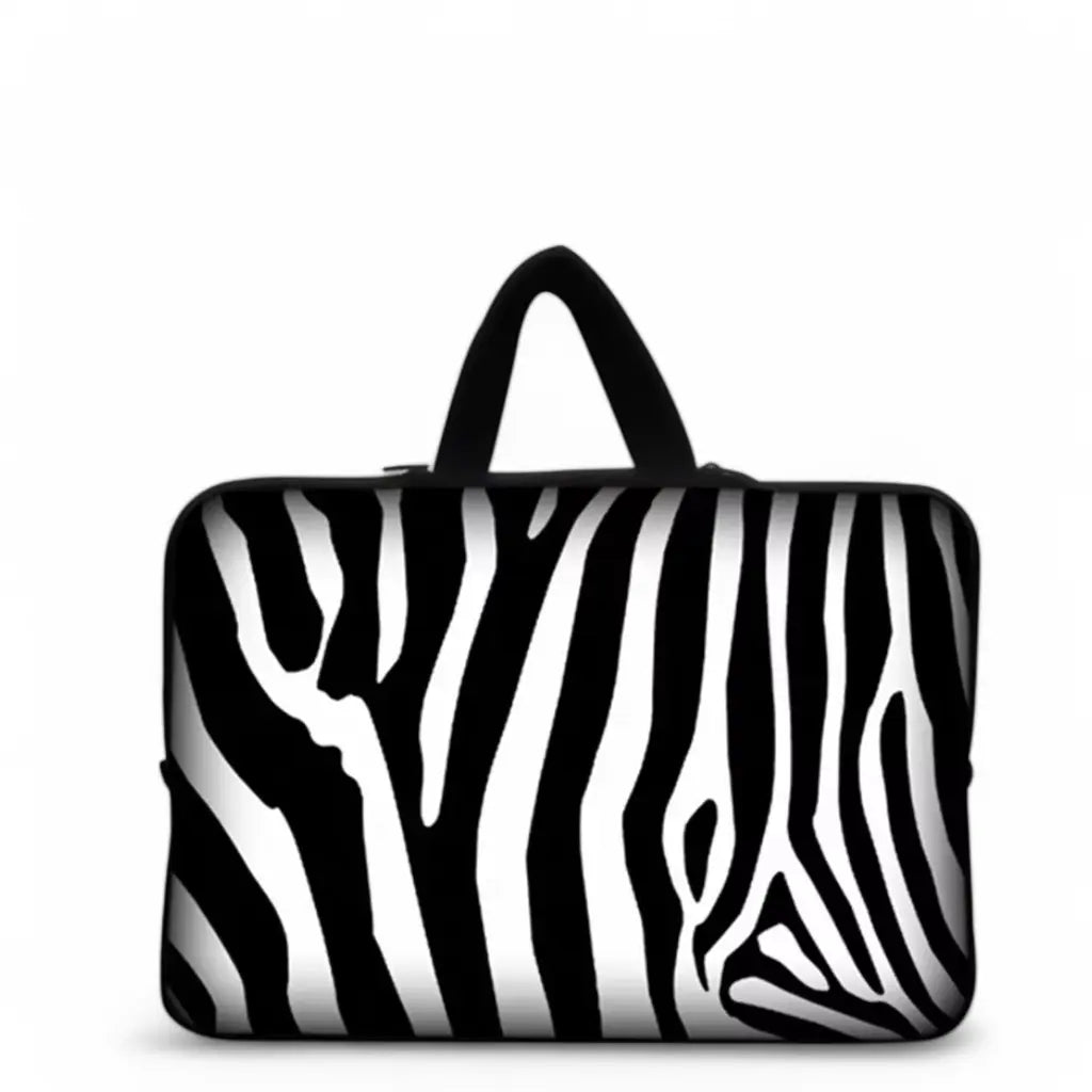 Laptop sleeve zebra met zwart-wit zebraprint en zwart handvat aan de bovenkant voor een trendy en opvallende laptopbescherming.