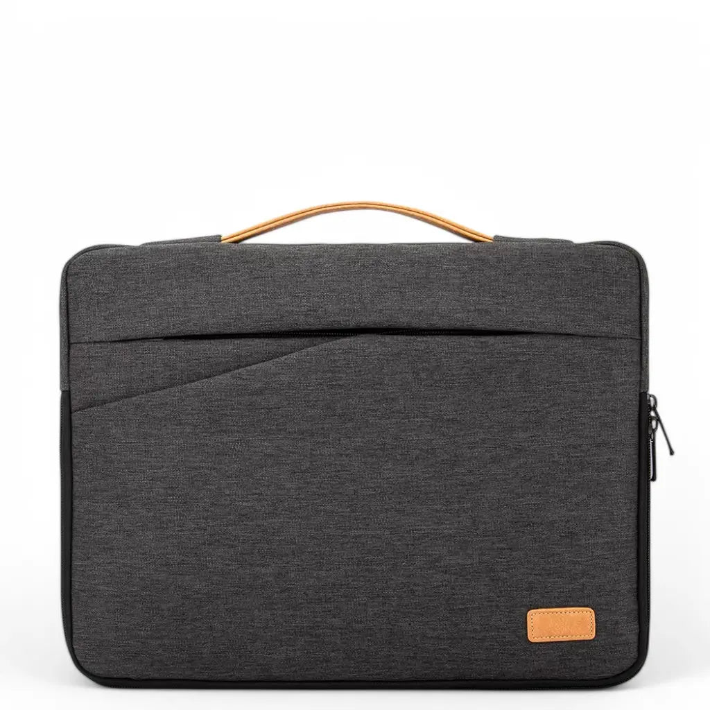 Waterproof laptop sleeve in antracietgrijs met praktisch lederen handvat en opbergvak aan de voorzijde.