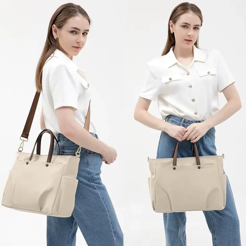 Model demonstreert een beige Trendy laptoptas dames 15.6 inch, gedragen als handtas en schoudertas. De moderne laptoptas dames 15.6 inch combineert stijlvol met casual outfits, getoond met witte blouse en jeans voor een hedendaagse zakelijke look.