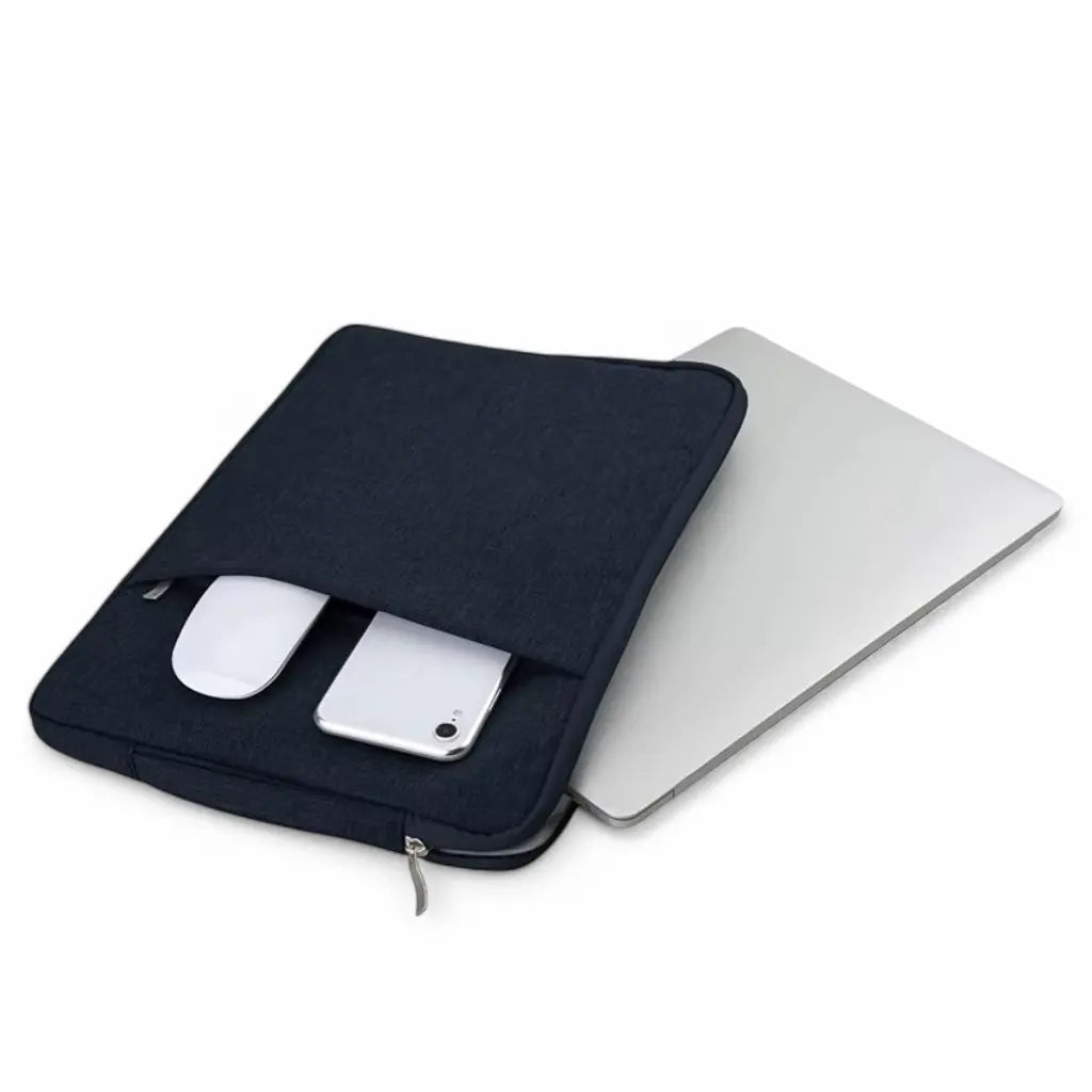 Blue laptop sleeve met vakken voor smartphone en muis naast een zilveren laptop.
