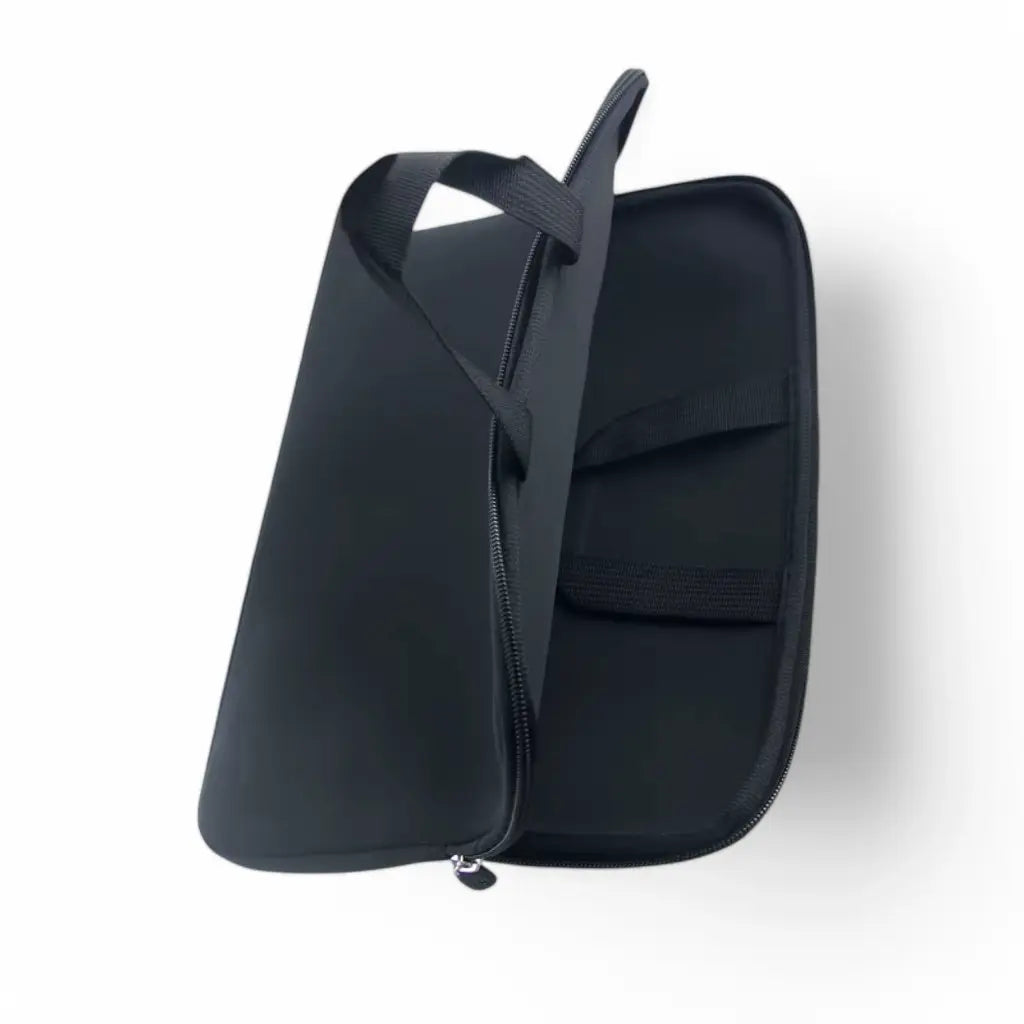 Laptop sleeve Paris met geopende voorzijde toont de functionele binnenkant met elastische banden voor het veilig opbergen van apparaten.