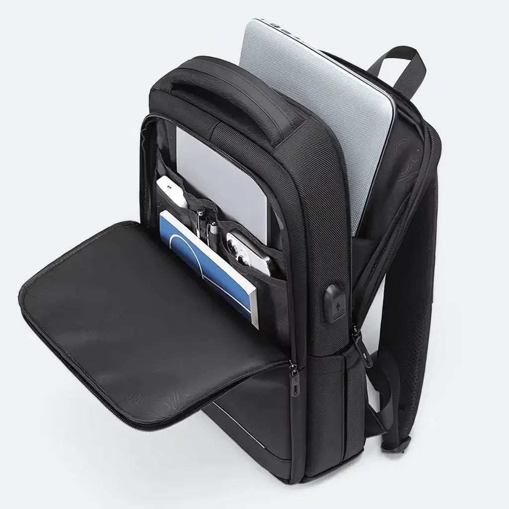 Binnenkant van een waterdichte laptop rugzak 16 inch met aparte vakken voor een laptop, tablet en accessoires.