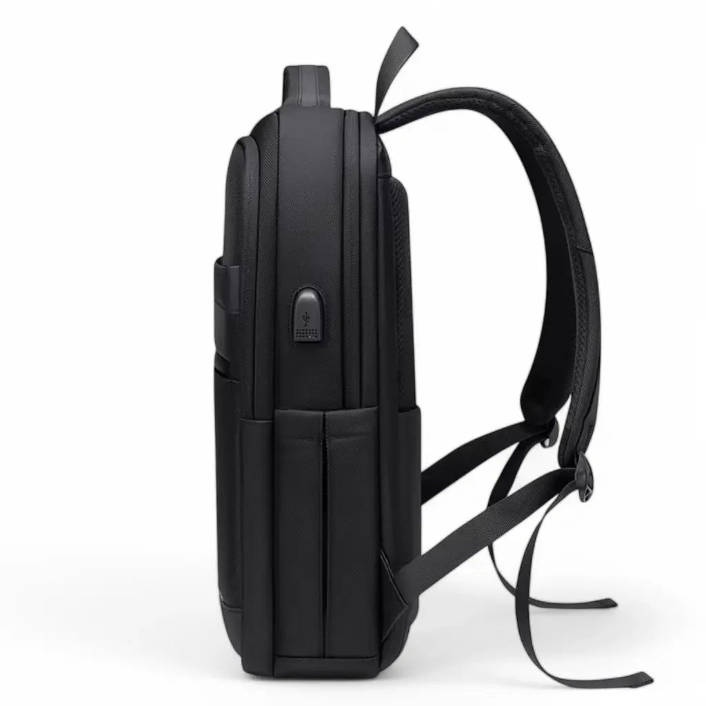 Zijkant van een waterdichte laptop rugzak 16 inch met een USB-oplaadpoort en meerdere opbergvakken.