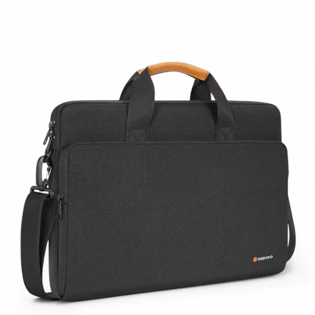 Een bijzondere laptoptas heren 17 inch van het merk Nidoo met zwart textiel en oranje leren handvatdetails, voorzien van een afneembare schouderband voor veelzijdig gebruik.