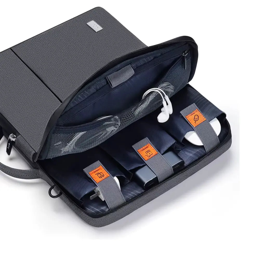 Binnenaanzicht van de geopende laptoptas dames schokbestendig, waarbij de donkerblauwe binnenvoering, verschillende opbergvakken en elastische bevestigingen voor accessoires zichtbaar zijn. De tas heeft speciale vakken met oranje labels voor kabels, opladers en andere essentiële items.