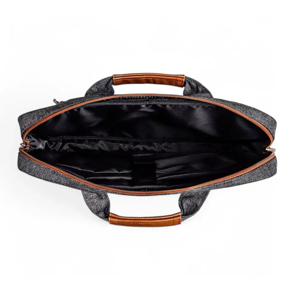 Binnenaanzicht van de brede laptoptas heren 17 inch bruin grijs toont de ruime opbergvakken met zwarte voering, perfect voor laptop en kantoorbenodigdheden.