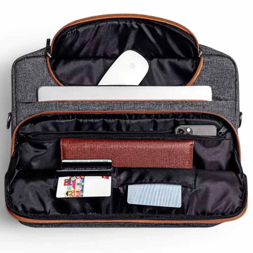 Brede laptoptas heren 17 inch bruin grijs met georganiseerde binnenkant gevuld met laptop, muis, portemonnee en andere essentiële items voor de Nederlandse zakenman.