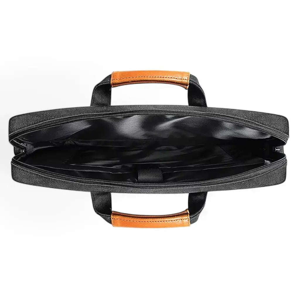 Binnenaanzicht van de brede laptoptas heren 17 inch zwart met ruime compartimenten voor laptop, lader, muis en andere kantoorbenodigdheden, perfect georganiseerd voor de Nederlandse professional.
