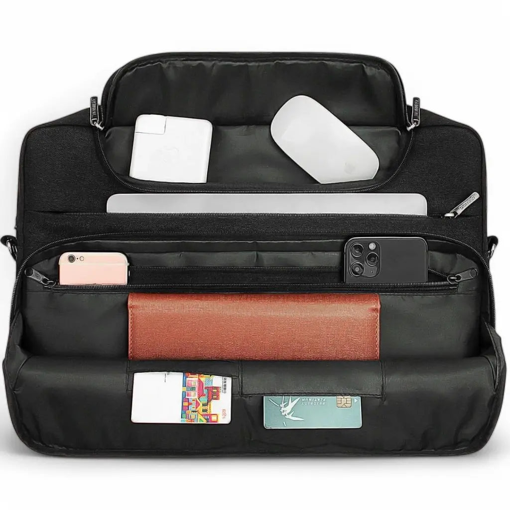Brede laptoptas heren 17 inch zwart gevuld met laptop, smartphone, portemonnee en andere essentiële items, ideaal voor zakelijke professionals die georganiseerd willen blijven.