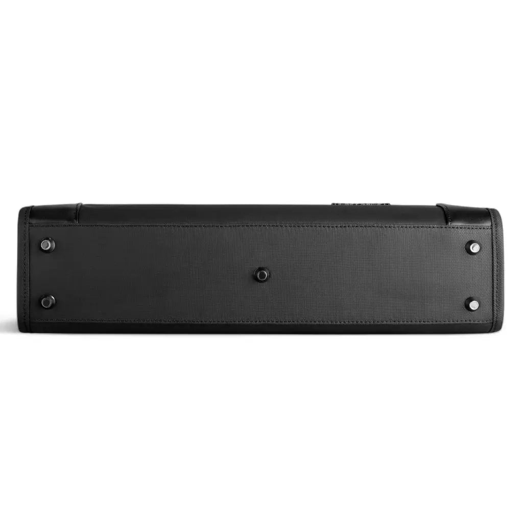 Onderkant van business laptoptas dames 15.6 inch met metalen voetjes voor stabiliteit en bescherming tegen slijtage.