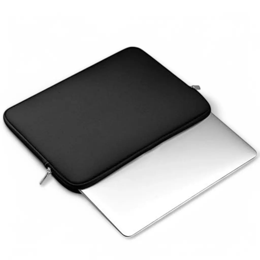 Zwart lightweight laptop sleeve met MacBook, toont perfecte pasvorm en dunne beschermlaag voor elektronische apparaten.