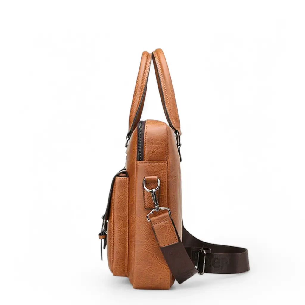 Zijaanzicht van leren laptoptas heren 13 inch bruin met bevestigingspunt voor de schouderriem, toont het slanke profiel en de hoogwaardige afwerking van het leer.