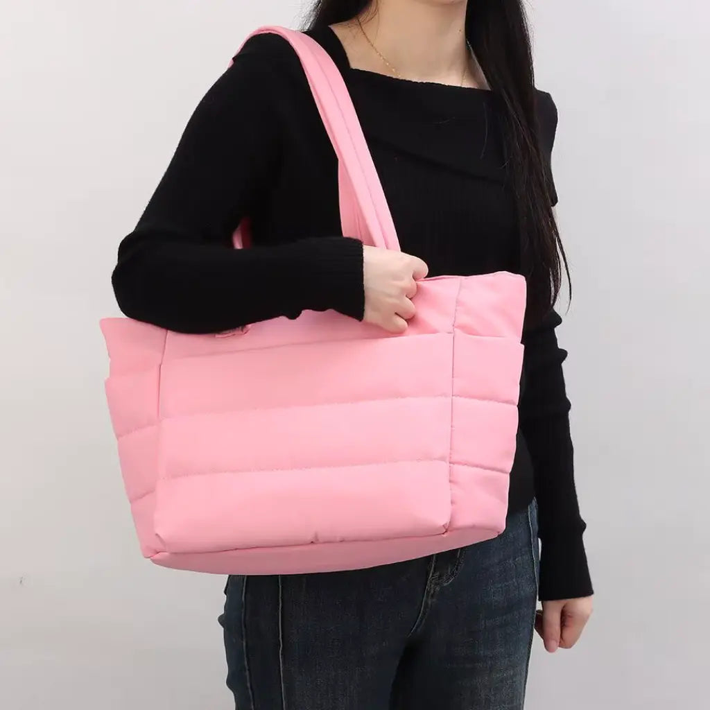 Jonge vrouw in zwarte outfit draagt de roze coole laptoptas dames 15.6 inch, toont het draagcomfort en de modieuze uitstraling.