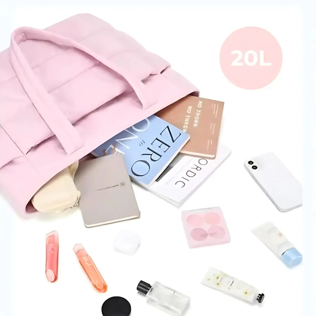 Roze coole laptoptas dames 15.6 inch met inhoud uitgestald, toont de capaciteit van 20L met diverse persoonlijke spullen en elektronische apparaten.