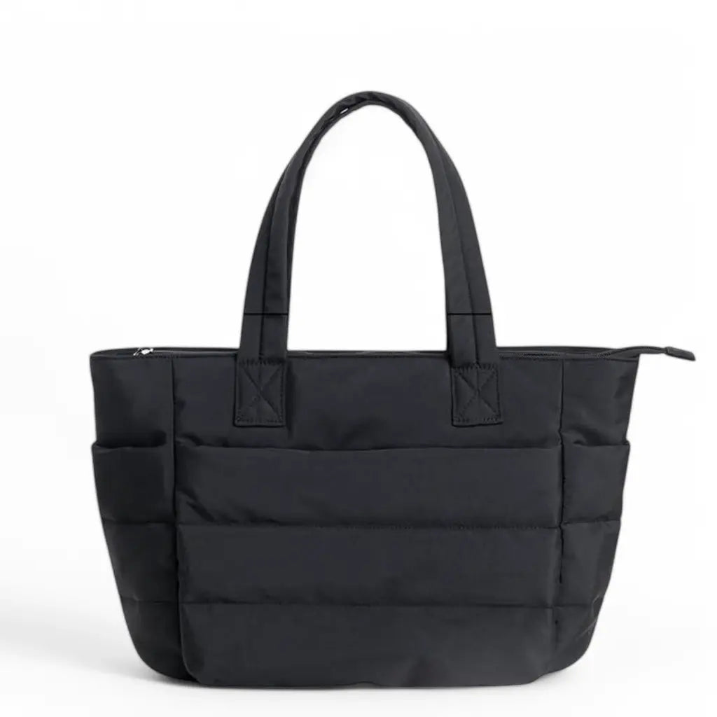 Zwarte coole laptoptas dames 15.6 inch met horizontale quiltdetails en stevige handgrepen, gemaakt van duurzaam waterafstotend material.