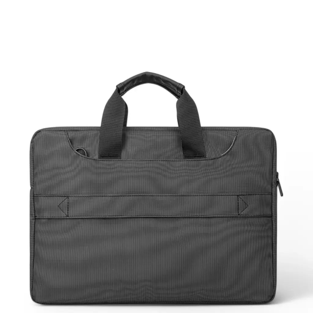 Achterkant van crossbody laptoptas 13 inch met gestreept patroon en stevige handgrepen. De tas heeft een speciaal ontworpen band voor bevestiging aan trolley koffers.
